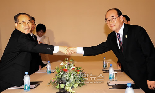 (금강산 사진공동취재단=연합뉴스) 이산가족 상봉 절차를 논의하기 위한 남북적십자 회담이 26일 북한 금강산 호텔에서 열려 북측 수석대표 최성익(왼쪽) 조선적십자사 중앙위원회 부위원장과 남측 수석대표 김영철 대한적십자사 사무총장이 전체회의를 시작에 앞서 악수하고 있다. 2009.8.26