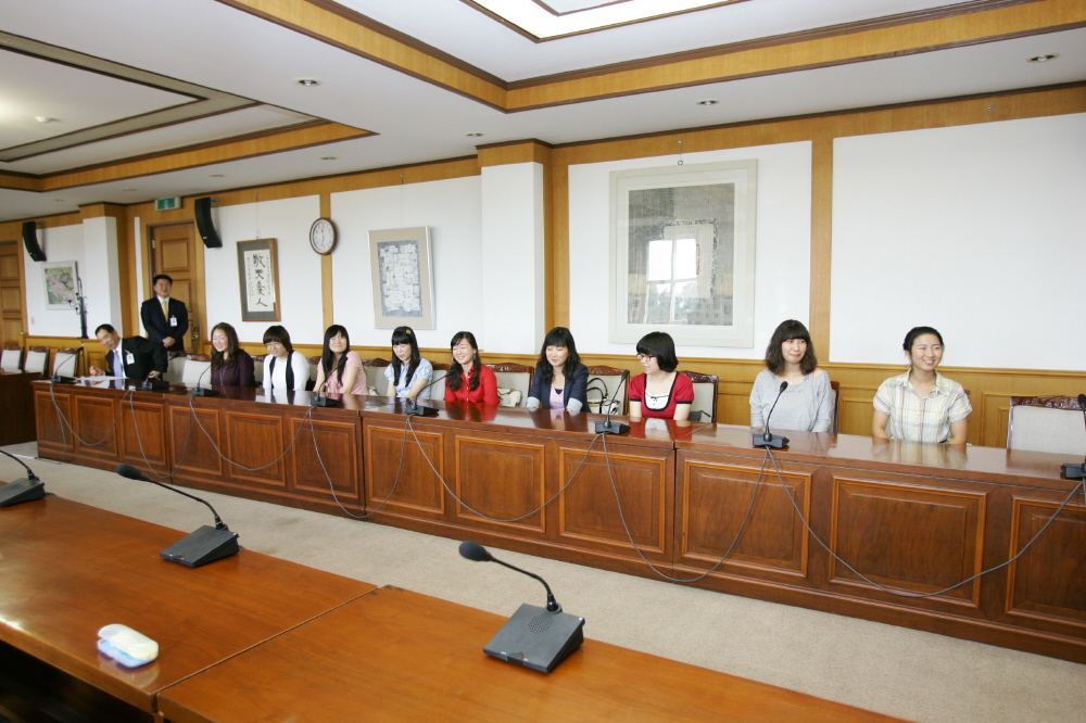 지난 7일 본관 대회의실에서 명예장학생 증서 수여식이 열렸다