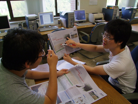 지난 월요일, 계명대신문이 발행됐다. 이에 오자 등의 교정상의 문제점과 기획의 적절성, 기사의 완결성을 다시 되짚어보면서 발행된 신문에 대한 냉정한 평가를 내리는 평가회의가 오전·오후 두 차례에 걸쳐 진행됐다.