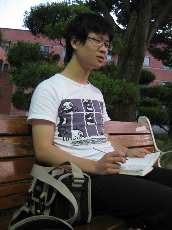 다음호 1면 기획기사를 맡은 서기자는 공강시간을 활용해 취재에 나섰다.대학 내의 여러 부서를 돌아다니면서 필요한 자료들을 제공받으면서 몰랐던 사실을 하나 둘 알게 된다. 이에 대해 학생들의 의견을 들어보고자 이름 모를 학생들에게 인터뷰를 요청하는 등 바쁜 하루를 보냈다.