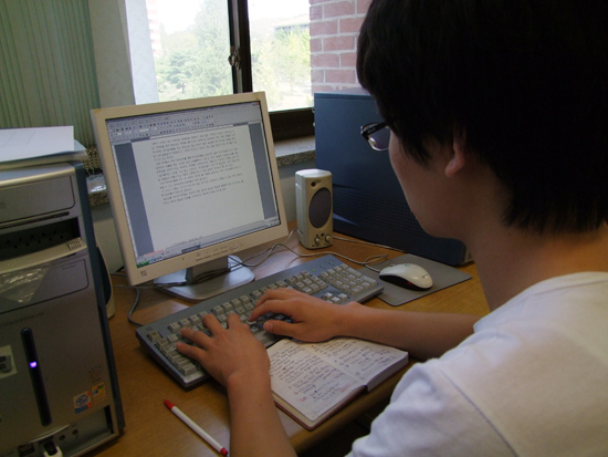 어제 취재한 내용에 부족한 내용을 보충 취재한 뒤, 드디어 기사 작성에 들어갔다.발품과 땀으로 채워진 기사는 선배 기자들과 국·부장을 거치면서 부족한 면면들이 들어난다.