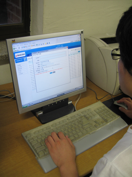 신문 전면에 대한 전자출판 제작이 끝난 후 인쇄처에 작업 데이터를 전송했다. 드디어 종이신문 작업이 끝났다. 잠시 휴식시간을 가진 뒤 전자신문국 기자들이 분주하다. 계명대 언론사가 운영 중인 전자신문 gokmu에 웹출판을 위한 데이터 변환, 사진 처리 등으로 정신없는 시간들이 몇 시간 지나면서 전자신문 작업이 마무리된다.