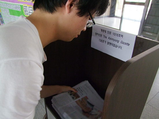 드디어 이번 주 계명대신문이 발행됐다. 기자들은 새벽부터 출근해 자신의 땀과 열정이 고스란히 간직된 신문을 배부처 별로 배부한다.