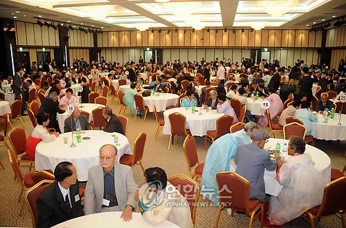 (금강산 조선신보=연합뉴스) 추석 남북이산가족상봉 첫 날인 지난 26일 금강산 면회소에서 남북 가족들이 만남을 기뻐하고 있다. 2009.9.30