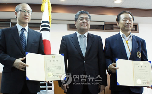 (대구=연합뉴스) 홍창진 기자 = 계명대는 일본과의 국제교류 실적을 인정받아 최근 일본외무대신 표창, 주오사카대한민국총영사 표창 등을 잇달아 받았다고 30일 밝혔다. 지난 25일 주오사카대한민국총영사에서 열린 표창장 전달식 장면으로 왼쪽부터 계명대 여박동 부총장(총장 대리참석), 오영환 주오사카총영사, 모모야마학원대학 마츠우라 미치오 학장. <<계명대학교 제공>> <<전국부 기사 참조>> 2009.9.30 realism@yna.co.kr