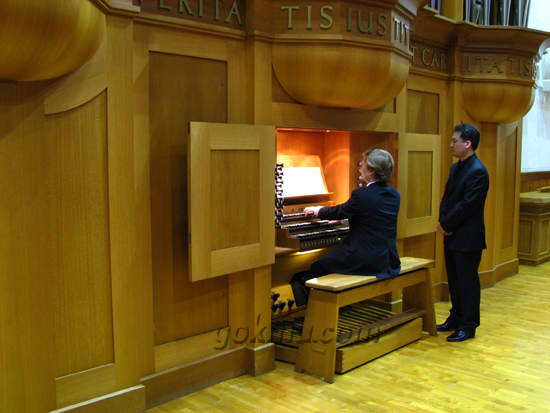 아담스 챔플에서 연주 중인 W.kraus 오르가니스트 김용욱 준기자