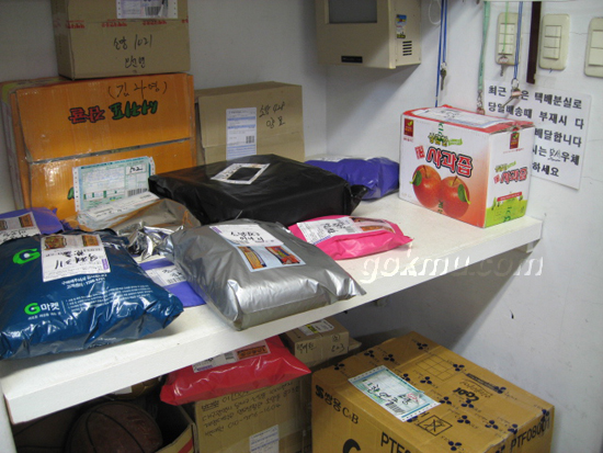 명교생활관 경비실에 맡겨진 택배물 서남원 준기자