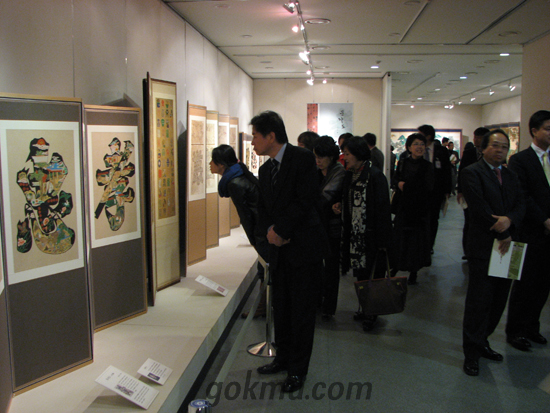 민화 작품을 관람 중인 모습 서남원 준기자