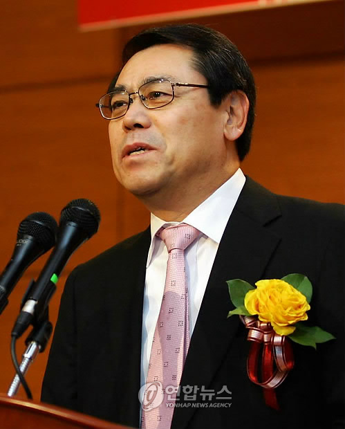 (대구=연합뉴스) 홍창진 기자 = 계명대 일본학과 특임교수로 임용된 재부산 일본총영사관의 다미쯔지 슈우이쯔 총영사가 30일 교내 박물관에서 학생과 교직원을 대상으로 한일관계에 관해 특강을 하고 있다. <<계명대 제공>> <<지방기사 참고>> 2009.11.30