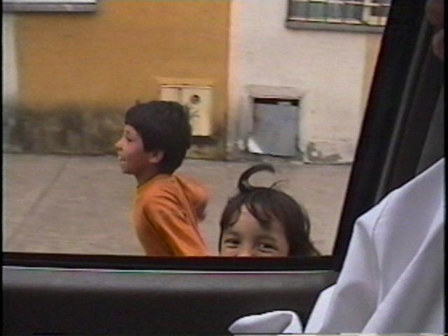 내가 탄 차를 따라 달리는 콜롬비아 보고타 어느 골목의 아이들