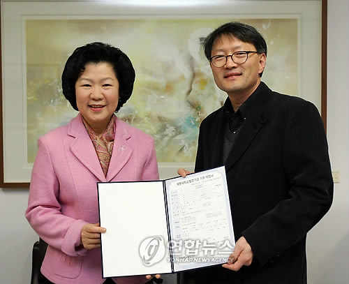 (대구=연합뉴스) 홍창진 기자 = 내년 2월 정년퇴임하는 권언수 계명대 오르간과 교수(사진 왼쪽)가 8일 대학본부를 방문해 박용진 대외협력처장에게 후학을 위해 써달라며 발전기금 1천만원을 전달했다. <<계명대학교 제공>>