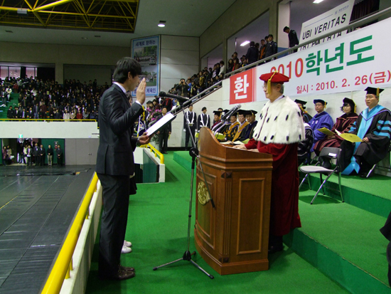 2010학년도 입학식에서 신입생 대표가 선서하고 있다. 김용욱 기자
