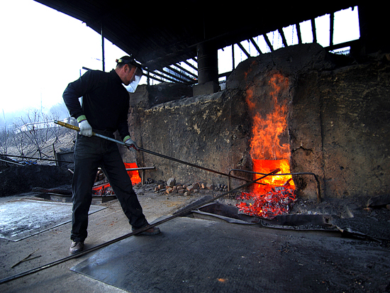 부장대를 이용해 가마 숯을 꺼내는 모습 정철훈((사)한국여행작가협회 정회원)