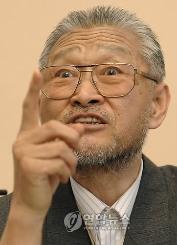 지난 4일 빈에서 출판 기자회견을 하는 김종률씨 (AP=연합뉴스)