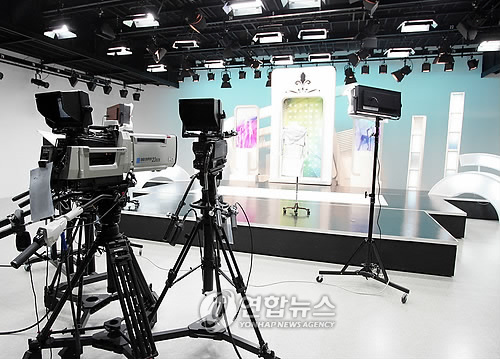 (대구=연합뉴스) 이재혁 기자 = 대구를 콘텐츠 비즈니스산업의 거점으로 자리매김하기 위해 '미디어 허브'와 함께 계명대 대명동캠퍼스 내 ICT 파크에 구축돼 4월1일 문을 여는 '미디어 스튜디오'의 촬영시설. 2010.3.31 <<지방기사 참고>> yij@yna.co.kr