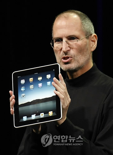 아이패드 선보이는 애플 최고경영자(CEO) 스티브 잡스(AP=연합뉴스)