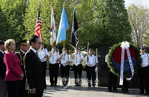 (워싱턴=연합뉴스) 조보희 기자 = 핵안보정상회의에 참석차 미국 워싱턴을 방문중인 이명박 대통령이 힐러리 클린턴 미국 국무장관과 함께 12일 오전(현지시간) 한국전참전기념비를 참배하고 있다. 2010.4.12 jobo@yna.co.kr