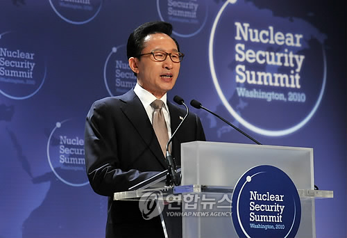 (워싱턴=연합뉴스) 조보희 기자 = 미국 워싱턴 컨벤션센터에서 13일(현지시간) 열린 제1차 핵안보정상회의에 참석중인 이명박 대통령이 기자회견을 갖고 한국의 2012년 제2차 핵안보정상회의 개최국 확정을 발표하고 있다. 2010.4.14 jobo@yna.co.kr