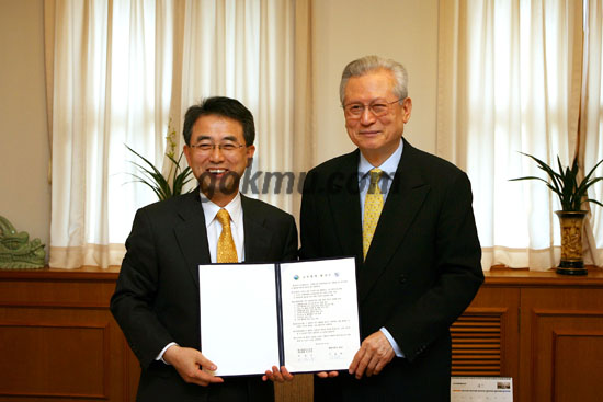 대구시교욱감 이걸우 권한대행과 우리학교 신일희 총장이 교육협력 MOU를 체결한 모습 홍보팀 제공
