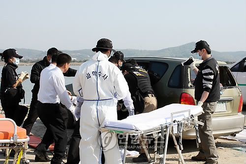 (화성=연합뉴스) 강창구 기자 = 12일 오후 1시께 경기도 화성시 서신면 장외리 장외공단 도로변에 주차된 카렌스 승용차에서 20대로 추정되는 남성 1명과 여성 4명이 연탄을 피워놓고 숨진 채 발견됐다.<<전국부기사 참조>> 2010.5.12 kcg33169@yna.co.kr //blog.yonhapnews.co.kr/kcg33169