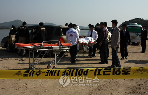 (화성=연합뉴스) 강창구 기자 = 12일 오후 1시께 경기도 화성시 서신면 장외리 장외공단 도로변에 주차된 카렌스 승용차에서 20대로 추정되는 남성 1명과 여성 4명이 연탄을 피워놓고 숨진 채 발견됐다.<<전국부기사 참조>> 2010.5.12 kcg33169@yna.co.kr //blog.yonhapnews.co.kr/kcg33169