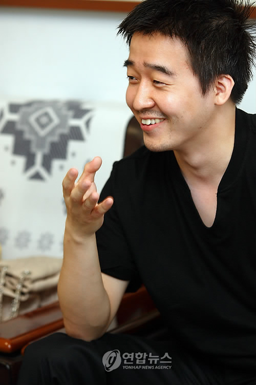 (대구=연합뉴스) 홍창진 기자 = 뉴욕에서의 화려한 성공신화를 뒤로 하고 한국으로 잠시 돌아온 광고천재 이제석씨가 특강을 위해 14일 모교 계명대를 방문한다. <<계명대학교>> 2010.5.13