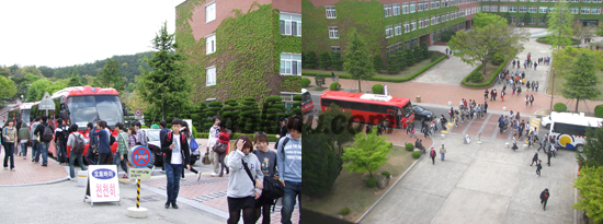 2차선 도로에 주차 중인 대형버스와 도로를 횡단하고 있는 학생들로 혼잡한 바우어관 앞 도로 박재현 기자