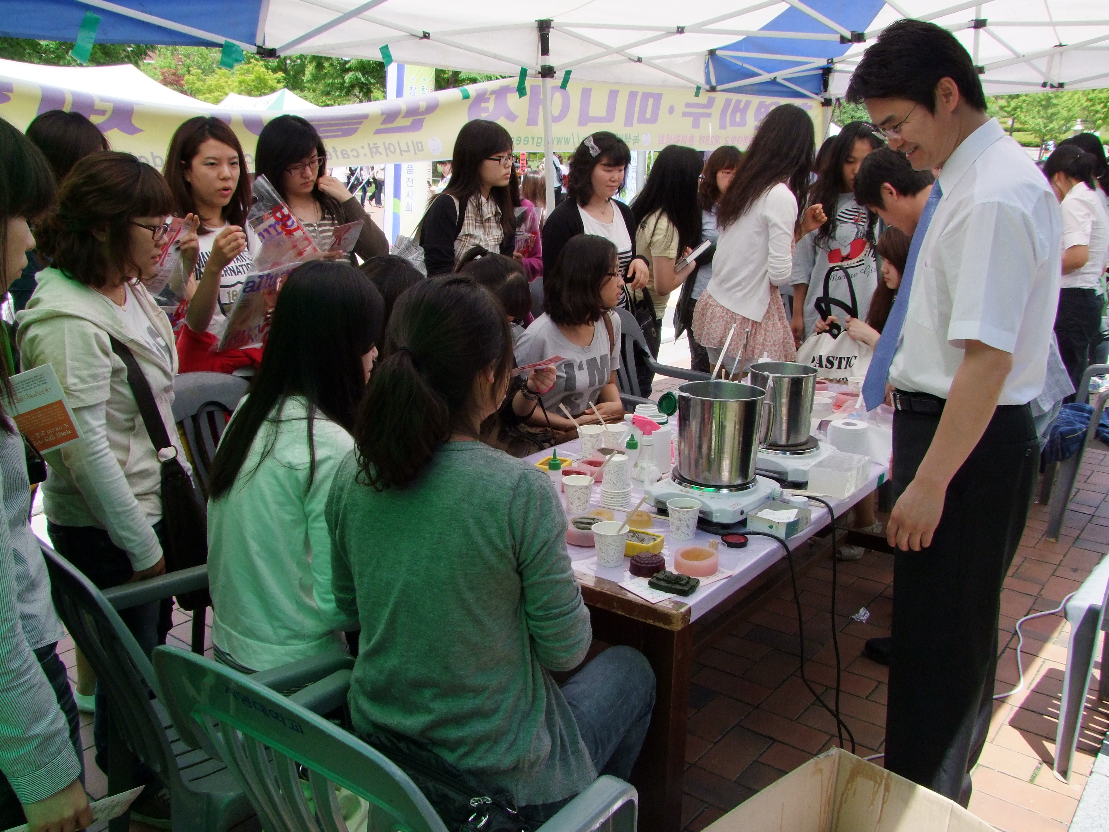 학생들이 천연 비누만들기 체험을 하고 있다 서남원 기자