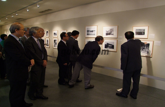 이날 사진전에서 행소박물관 관장의 설명을 들으면서 내빈들이 관람하고 있다 서남원 기자
