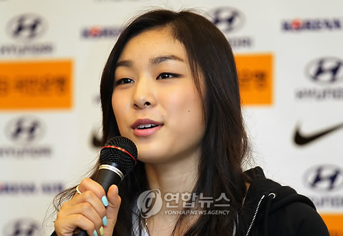 (영종도=연합뉴스) 이지은 기자 = 2010 밴쿠버 동계올림픽 피겨 금메달리스트 김연아가 인천공항에서 열린 기자회견에서 취재진 질문에 답하고 있다. 김연아는 두 달 동안의 국내 휴식을 끝내고 훈련 거점인 캐나다 토론토로 복귀하기 위해 출국한다. 2010.5.31 jieunlee@yna.co.kr