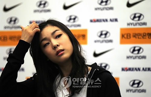 (영종도=연합뉴스) 이지은 기자 = 2010 밴쿠버 동계올림픽 피겨 금메달리스트 김연아가 인천공항에서 열린 기자회견에서 머리를 쓸어넘기고 있다. 김연아는 두 달 동안의 국내 휴식을 끝내고 훈련 거점인 캐나다 토론토로 복귀하기 위해 출국한다. 2010.5.31 jieunlee@yna.co.kr