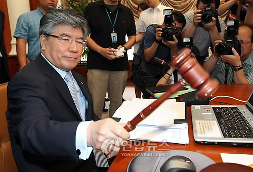 (서울=연합뉴스) 임헌정 기자 = 김중수 한국은행 총재가 9일 오전 서울 소공동 한국은행에서 열린 금융통화위원회에서 회의 시작을 알리고 있다. 2010.7.9 kane@yna.co.kr