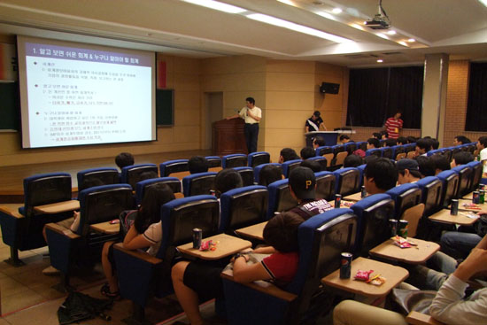고등학생들을 대상으로 회계학과 교수가 학과소개를 하고 있다. 임택현 준기자
