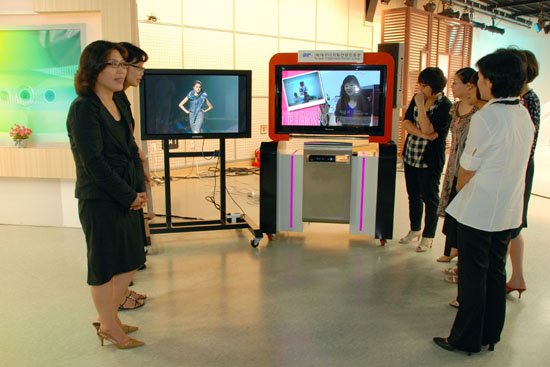 우리학교 패션대학 교수들이 학생들이 직접만든 작품을 IPTV를 통해 시청하고 있다. 패션대학 제공