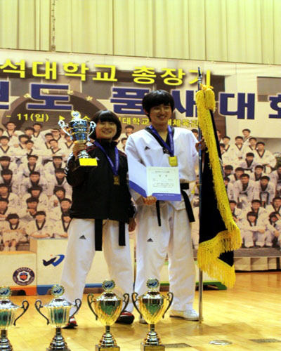 우석대학교 품새대회 페어전 1위를한 하상민씨(우) 강다혜(좌) 강다혜씨 제공