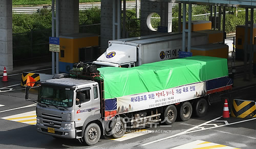북으로 가는 밀가루 (파주=연합뉴스) 임병식 기자 = 27일 오전 '민족의 화해와 평화를 위한 종교인 모임'이 준비한 밀가루 300t이 남북출입사무소를 통과해 개성으로 향하고 있다. 밀가루는 북한의 어린이와 취약계층에 전달될 예정이다. 2010.8.27 andphotodo@yna.co.kr 연합뉴스