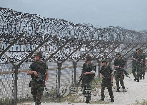 백령도 해변에서 경계근무 하고 있는 해병대원들(자료사진)