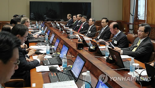 (서울=연합뉴스) 이명박 대통령이 3일 청와대에서 열린 국가안보총괄점검회의에서 국방분야의 30개 개혁 과제를 보고 받기에 앞서 국민의례를 하고 있다. 2010.9.3 << 청와대 >> jobo@yna.co.kr 연합뉴스