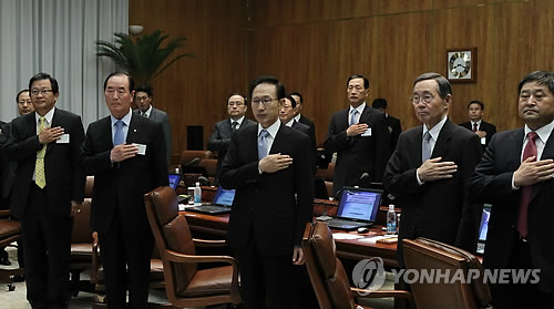 (서울=연합뉴스) 이명박 대통령이 3일 청와대에서 열린 국가안보총괄점검회의에서 국방분야의 30개 개혁 과제를 보고 받기에 앞서 국민의례를 하고 있다. 2010.9.3 << 청와대 >> jobo@yna.co.kr 연합뉴스