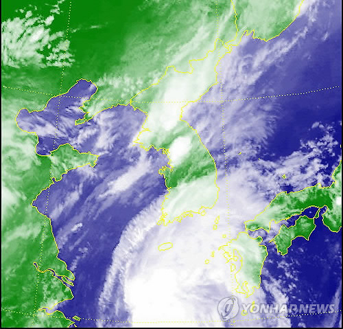 (서울=연합뉴스) 제9호 태풍 `말로'가 5일 오후 일본 오키나와 북서쪽 367km 해상 부근에서 시속 15.2km의 속도로 북북동진하고 있다. 태풍 말로는 현재 중심기압이 994헥토파스칼, 중심부근 최대 풍속이 초속 21m, 강풍반경 220km로 약하고 소형급이다. 태풍은 6일 정오께 서귀포 남남서쪽 약 210km 부근 해상까지 진출하고 7일 정오 전남 여수 남서쪽 약 130km 부근 해상까지 북상할 것으로 예상된다. 사진은 5일 14시30분께 촬영한 연합뉴스