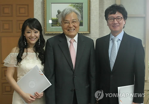 (대구=연합뉴스) 이덕기 기자 = 계명문화대학은 6일 뮤지컬 배우 김소현(35.왼쪽)씨와 공연기획자 설도윤(51.오른쪽)씨를 생활음악학부 특임교수로 임용했다. 2010.9.6 <<계명문화대학 제공>> duck@yna.co.kr 연합뉴스