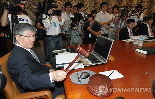 (서울=연합뉴스) 박지호 기자 = 9일 오전 서울 남대문로 한국은행 본점에서 열린 금융통화위원회에서 김중수 한국은행 총재가 회의 시작을 알리는 의사봉을 두드리고 있다. 2010.9.9 jihopark@yna.co.kr 연합뉴스