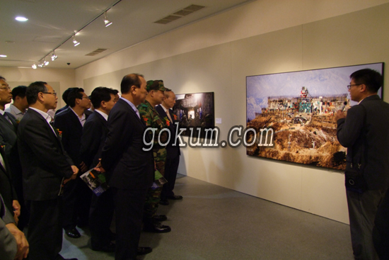 DMZ사진전에서 조선일보 기자로부터 설명을 듣고 있다 서남원 기자