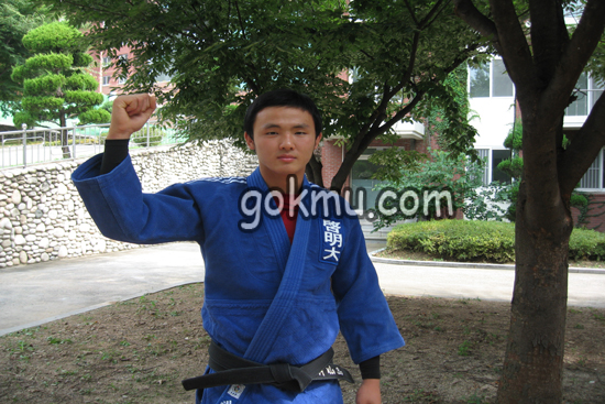전국대학 유도선수권대회에서 우승한 조준영씨가 파이팅 포즈를 취하고있다. 임택현 준기자