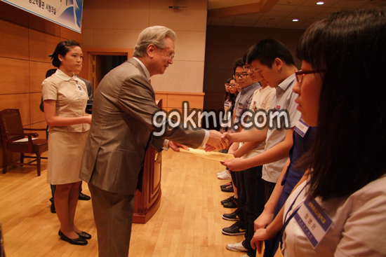 동산장학재단 장학증서 수료식에서 신일희 총장이 장학생들에게 장학증서를 수료하고있다. 임택현 준기자