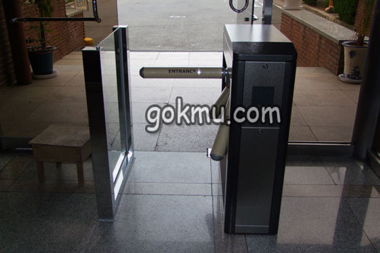 동산도서관 서문과 동문에 새롭게 설치된 Turn-gate 임택현 준기자