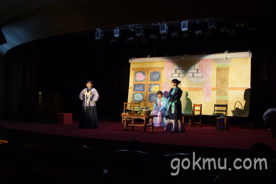 등고제에서 중국어문학과 학생들이 공작동남비의 연극을 보여주고 있다 김진섭 준기자