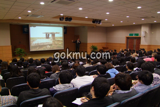 에이먼 맥키 주한 아일랜드 대사가 고인돌에 대한 역사를 설명하고 있다. 서남원 기자