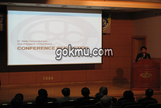 그룹분과별 토론에서 외국 기독대학 대표가 발표하는 모습 임택현 준기자