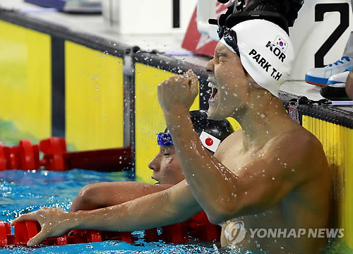 (광저우=연합뉴스) 최재구 기자 = 마린보이 박태환이 14일 중국 광저우 아오티 아쿠아틱센터에서 열린 광저우 아시안게임 수영 남자 200미터 자유형 결승에서 금메달을 차지한 후 환호하고 있다. 2010.11.14 jjaeck9@yna.co.kr